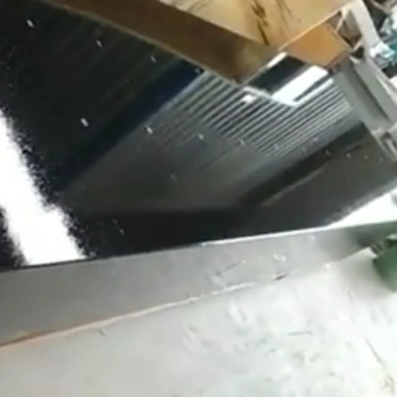 Viene spedita una piattaforma di granito per inserto per foratura lunga 4 metri e 0,5 metri