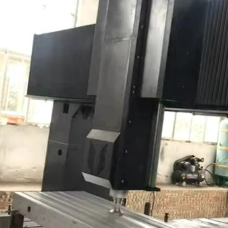 La piattaforma slot t è sotto la lavorazione del controllo numerico del computer CNC